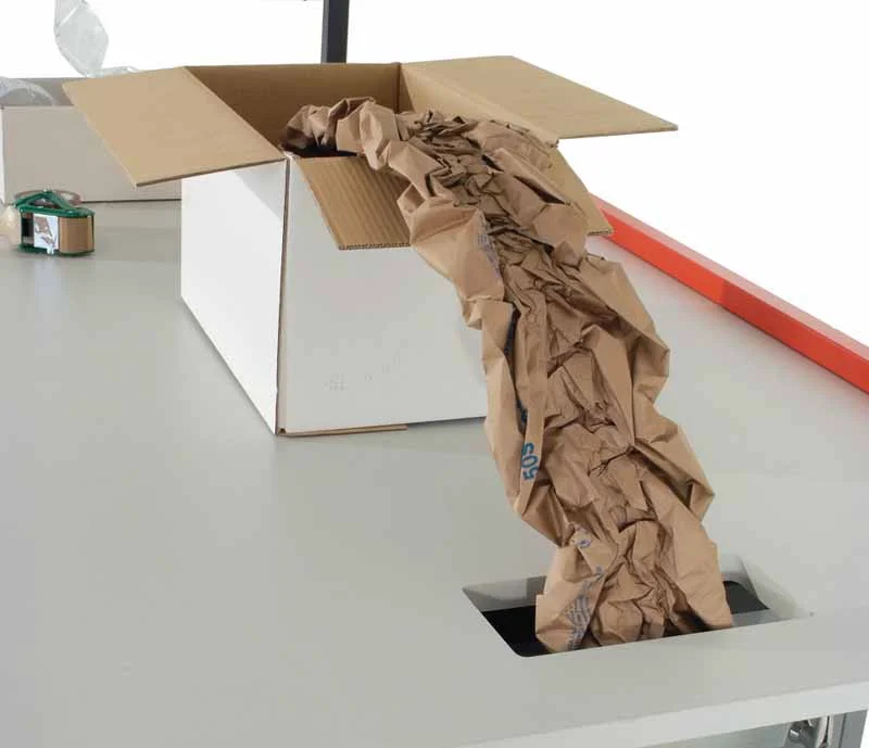 Máquina criando almofadas de papel tridimensionais
