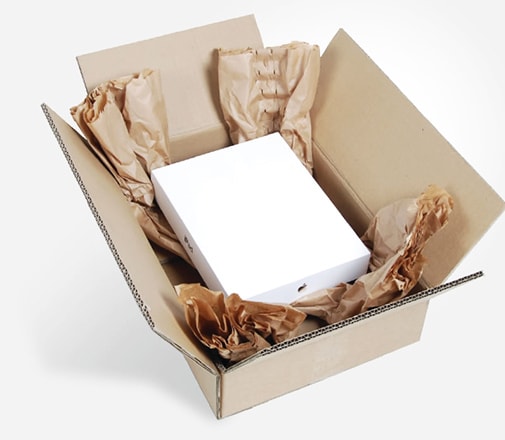 Almofada de papel kraft sendo aplicada em operação logística